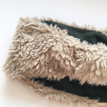 Indlæs billede til gallerivisning Pandebånd i nude fake fur med grøn Stretch