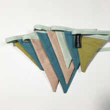 Indlæs billede til gallerivisning Flagranke  med mint, beige og karryfarvede flag - TrikkerDesign