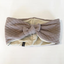 Indlæs billede til gallerivisning Pige Pandebånd i beige quilt med lys sandfarvet stretch str. 4-8 år. - TrikkerDesign