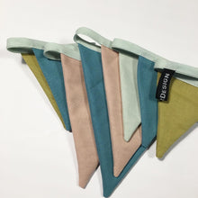 Indlæs billede til gallerivisning Flagranke  med mint, beige og karryfarvede flag - TrikkerDesign