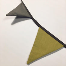 Indlæs billede til gallerivisning Flagranke med karry, grå, støvet grøn og mint farvede flag - TrikkerDesign