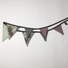 Indlæs billede til gallerivisning Flagranke i støvet lilla, bohéme og mint stof - TrikkerDesign