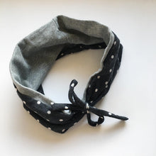Indlæs billede til gallerivisning Pandebånd i prikket jersey med aftagelig sløjfe