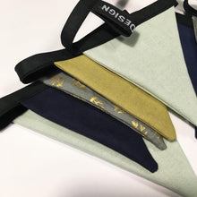 Indlæs billede til gallerivisning Flagranke med karry, blå, mint og støvet grøn - TrikkerDesign