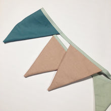 Indlæs billede til gallerivisning Flagranke  med mint, beige og karryfarvede flag - TrikkerDesign