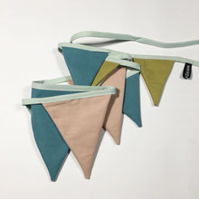Indlæs billede til gallerivisning Flagranke  med mint, beige og karryfarvede flag - TrikkerDesign