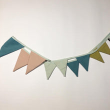 Indlæs billede til gallerivisning Flagranke  med mint, beige og karryfarvede flag - TrikkerDesign