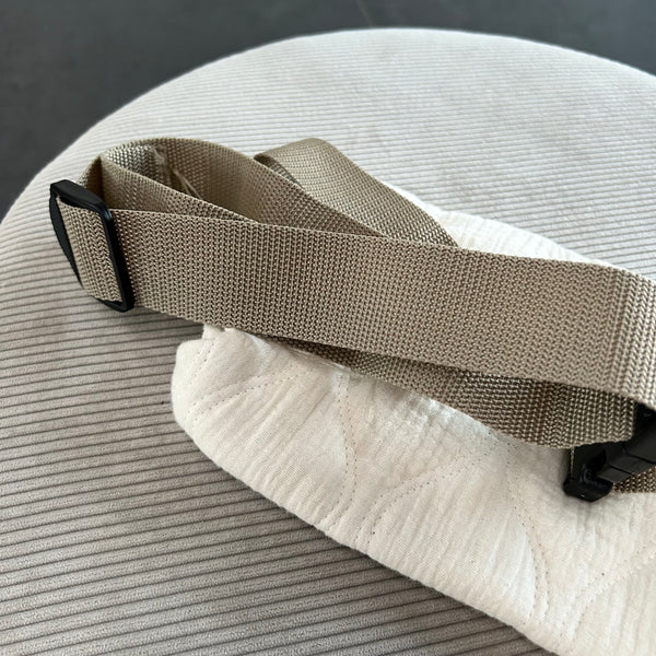 Bæltetaske/crossbody i råhvid quilt med lys rem.