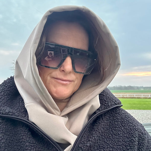 Sandfarvet Balaclava i vandtæt stof.