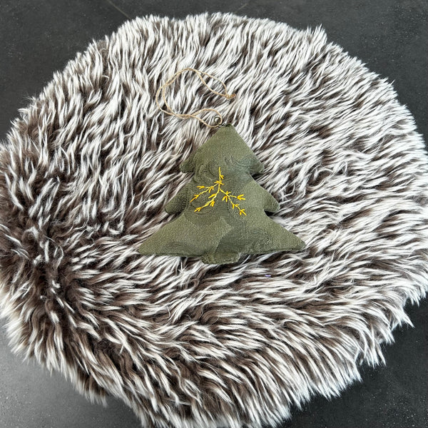 Juletræ ophæng i grønt med broderi.