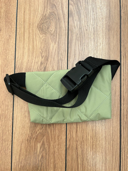 Crossbody/bæltetaske i grønlig quilt.
