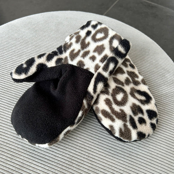 Luffer i fleece med leopard mønster.