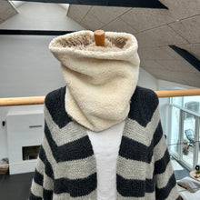 Indlæs billede til gallerivisning Halsedisse i fake fur i nude og med råhvid tykt teddybear
