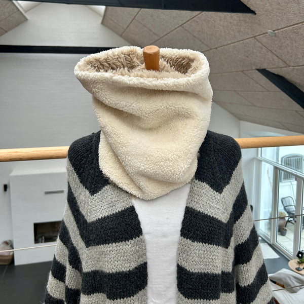 Halsedisse i fake fur i nude og med råhvid tykt teddybear