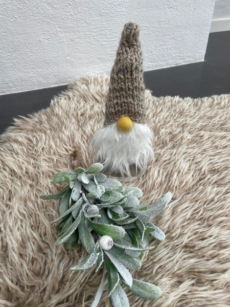 Håndlavet “Gnom” i beige velour og med beige hue.