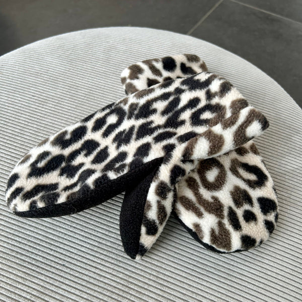Luffer i fleece med leopard mønster.