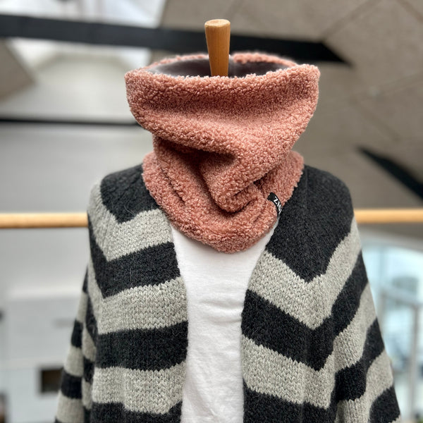 Halsedisse i mørkerosa teddybear med grå fleece