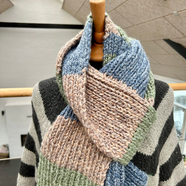 Håndstrikket jumbo tørklæde i blålig, grønlig og beige strik