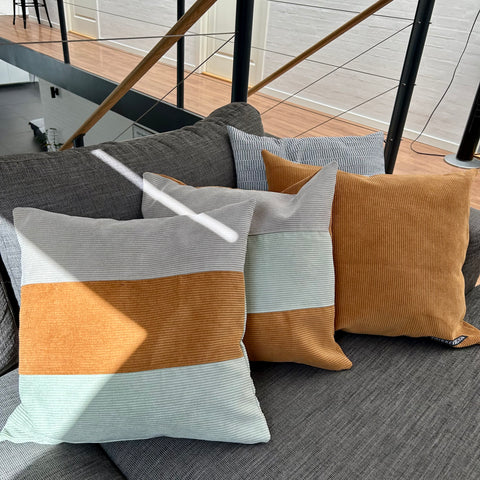 Pudebetræk i gylden brun, lys salvie og mørk kit. Mørk kit på bagsiden.