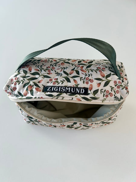 Lækker og rummelig toilettaske med skønne blomster.