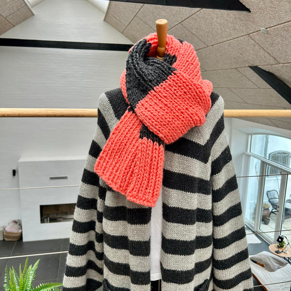 Håndstrikket jumbo halstørklæde i koral og antracitgråt garn