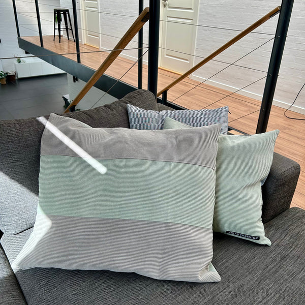 Stort pudebetræk i lys salvie og mørk kit. Lys salvie på bagsiden.