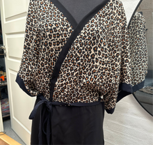 Indlæs billede til gallerivisning Kimono i dyreprint og blå viscose str.m/l
