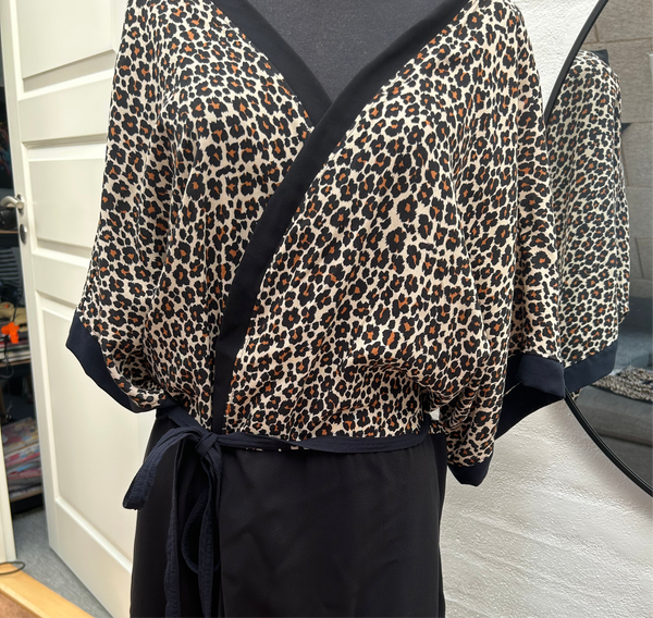 Kimono i dyreprint og blå viscose str.m/l