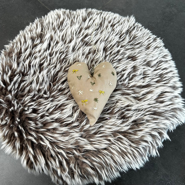 Julehjerte i beige med skønt broderi.