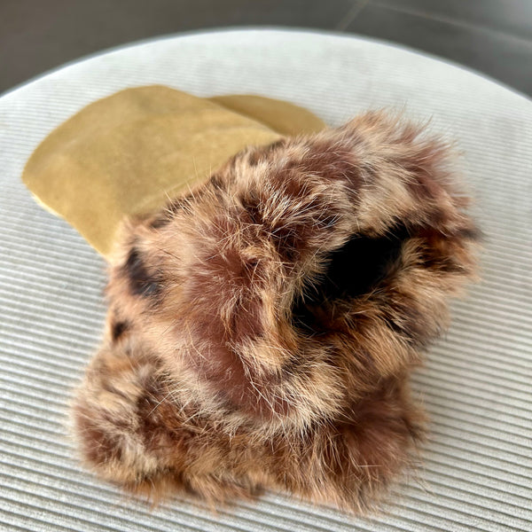 Luffer i gyldenfarvet velour med kanin pels