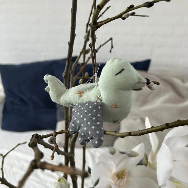 Fugleophæng med broderi.