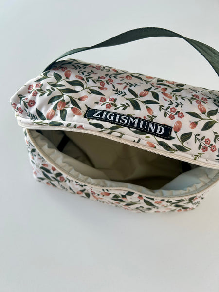 Lækker og rummelig toilettaske med skønne blomster.