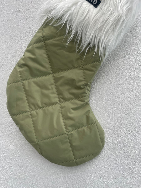 Stor julesok i grønt quilt med fake fur.