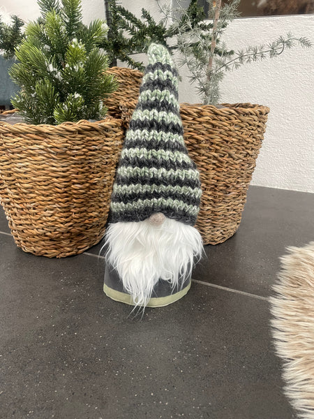 ❤️Håndlavet “Gnom” i gråt velour og med strikket hue.