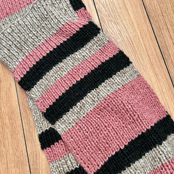 Håndstrikket jumbo tørklæde i rosa, nude og antrcit garn.