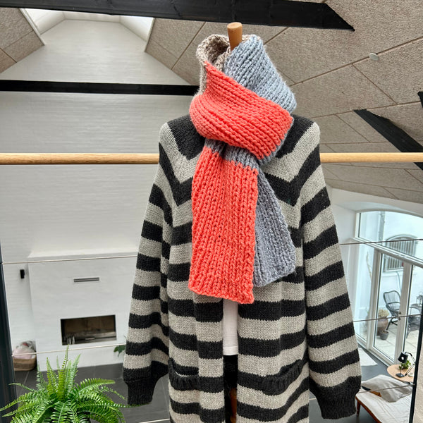 Håndstrikket jumbotørklæde i blå, koral og beige.