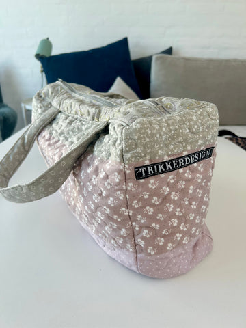 Quiltet taske lavet ud af et vattæppe.