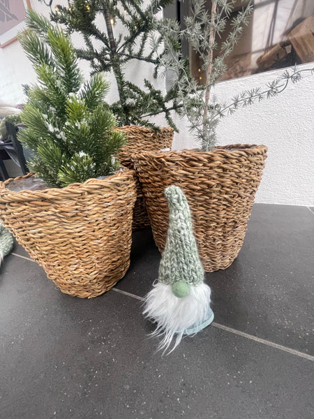 ❤️Håndlavet “”Gnom” i meleret blå og med hjemmestrikket hue.