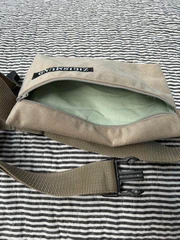 Bæltetaske/crossbody taske i fake velour.