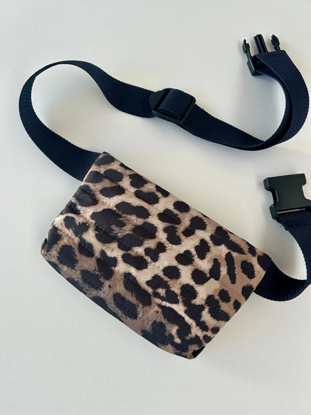 Bæltetaske/crossbody taske i quiltet Leo.