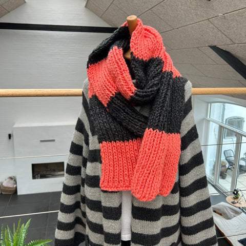 Håndstrikket jumbo halstørklæde i koral og antracitgråt garn