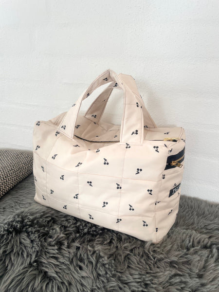 Makeup/toilettaske i smuk quilt med kirsebær