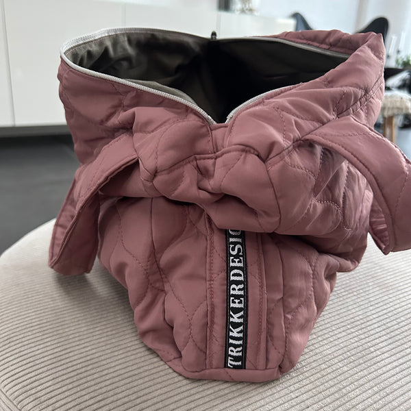 Skuldertaske i rosa quilt med hanke.