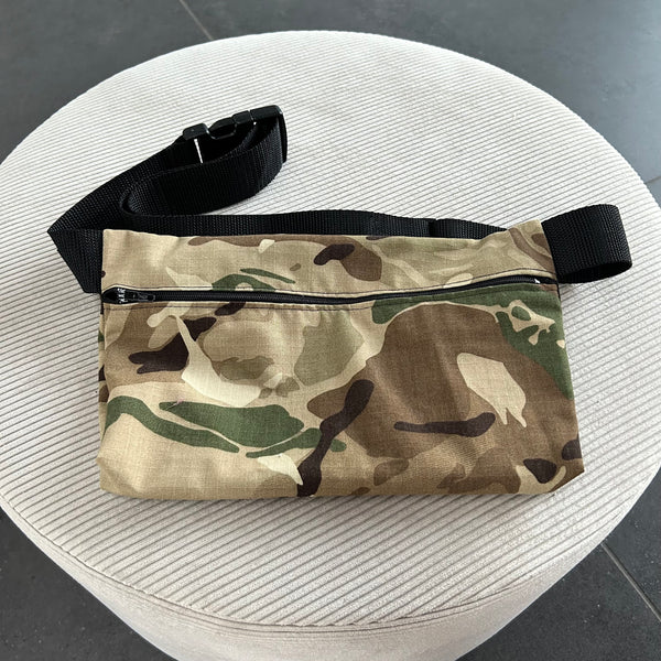 Bæltetaske/crossbody bag i militær.