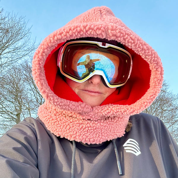 Balaclava i lyserød teddybear og rødt fleece.