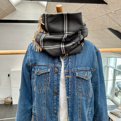 Unika halsedisse med tern og nude frynser.