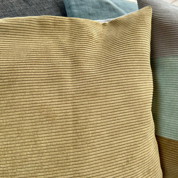 Pudebetræk i støvet oliven, mørk kit og lys salvie. Med Dusty olive som bagside.