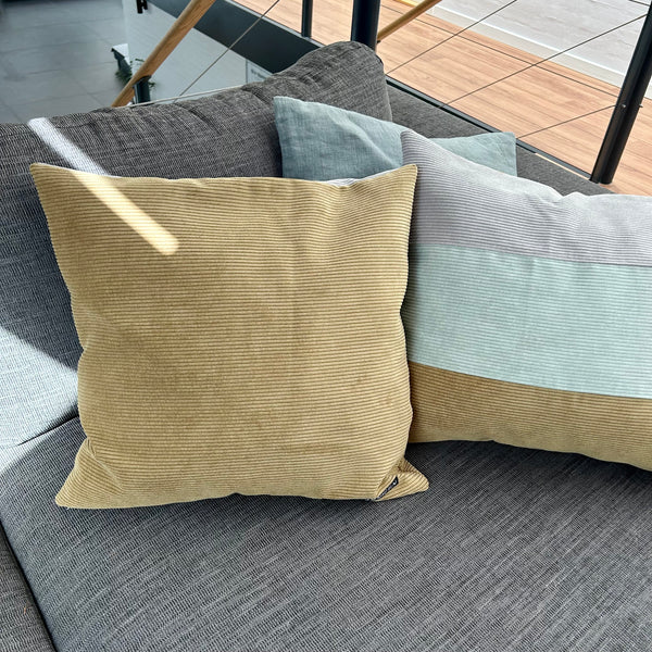 Pudebetræk i støvet oliven, mørk kit og lys salvie. Med Dusty olive som bagside.