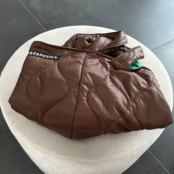 Shopper i mørkebrun quilt og grønt foer.
