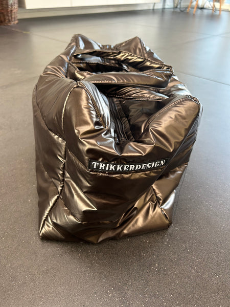 Shopper i brunt skinnende stof.